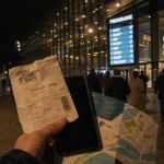 Cite des congres nantes : programme concerts et scenes, billets et smartphone devant l’entree