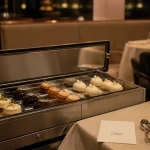 restaurant vatel nantes : chariot de desserts sur table ivoire