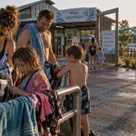 Parc aquatique Bordeaux : famille au parc de loisirs près de Nantes, maillots et sacs isothermes