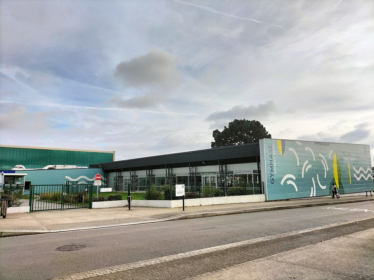 Extérieur de la piscine Ernest-Renan