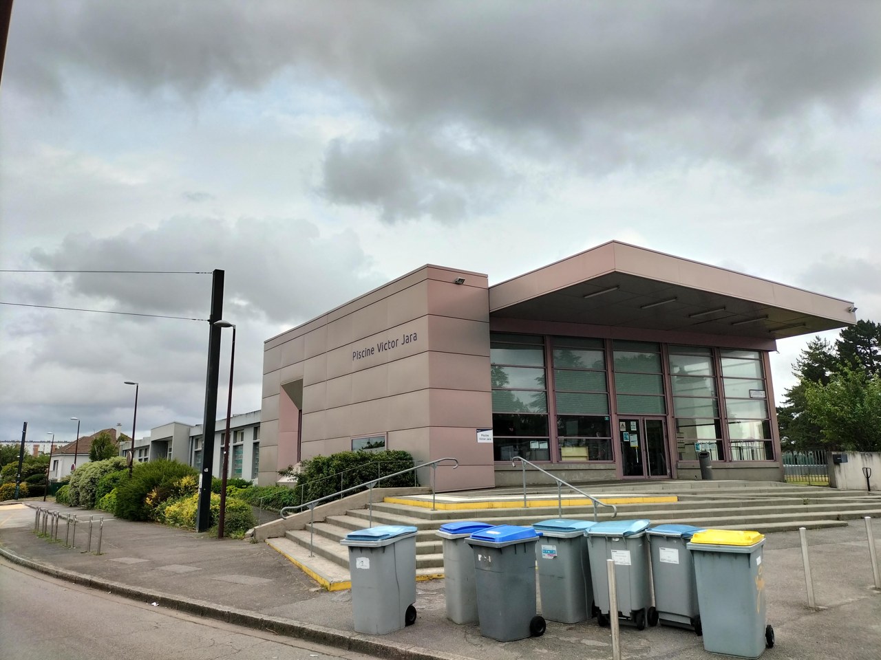 Extérieur de la piscine Victor-Jara à Rezé