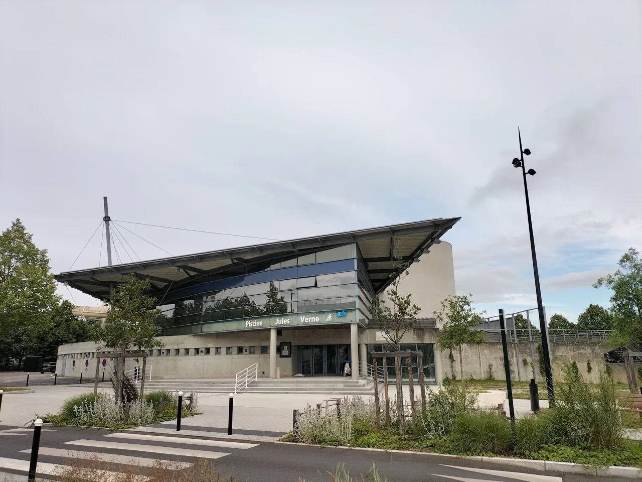 Façade extérieure de la piscine Jules Verne à Nantes