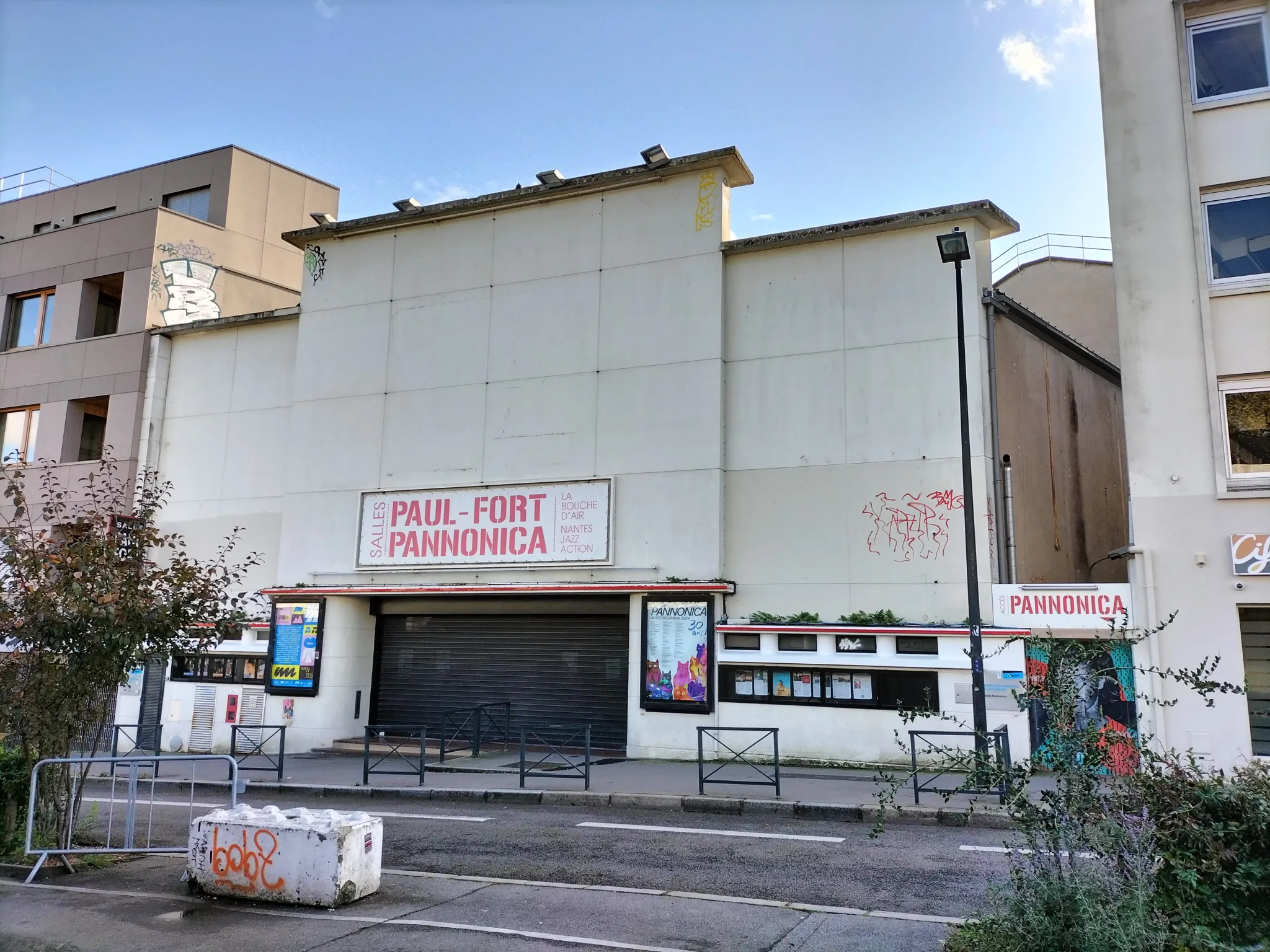 Entrée du Pannonica, au 9 rue Basse-Porte, dans le bâtiment de la salle Paul-Fort.