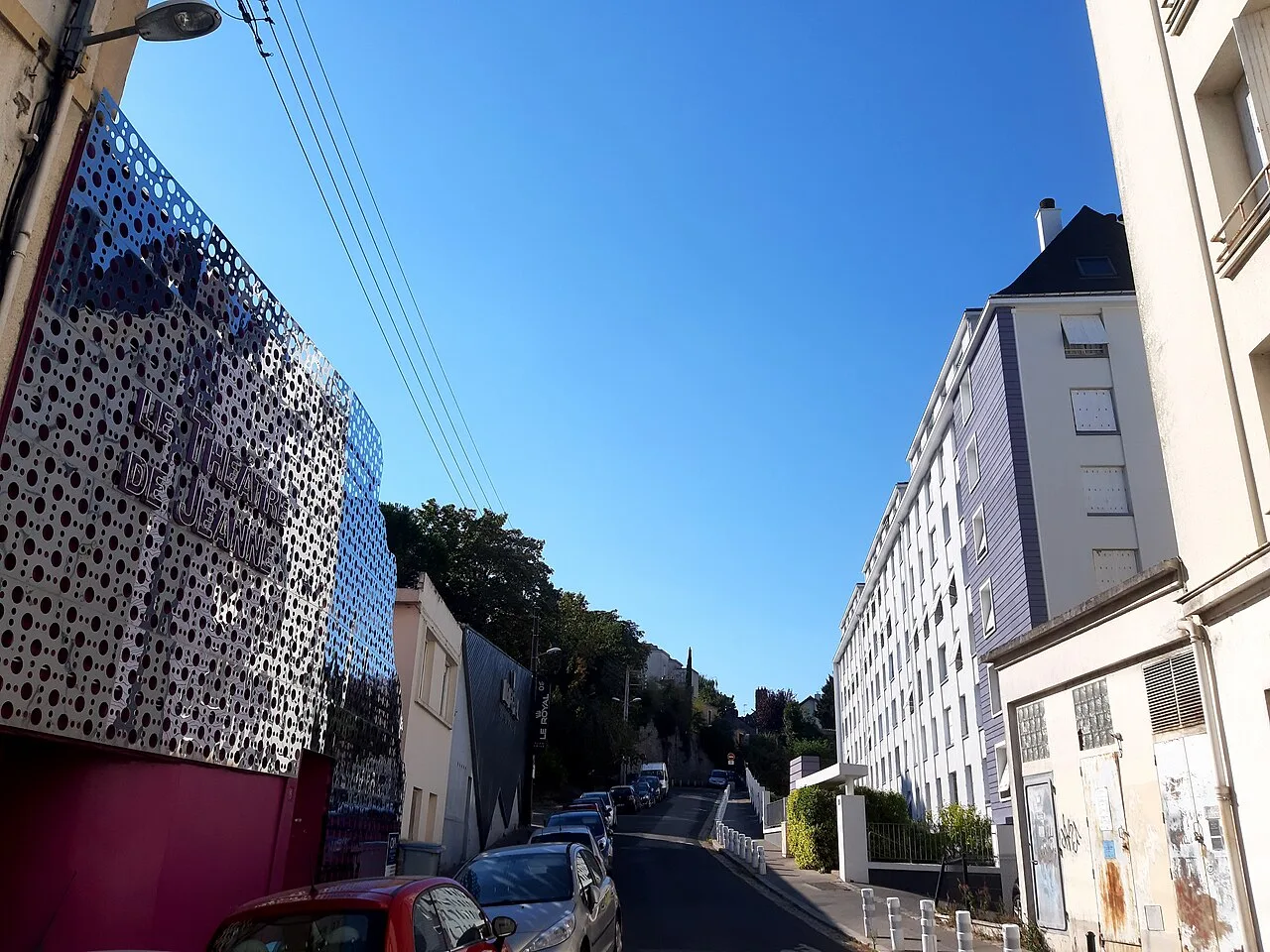 La rue des Salorges et la façade du Théâtre de Jeanne, visible à gauche.