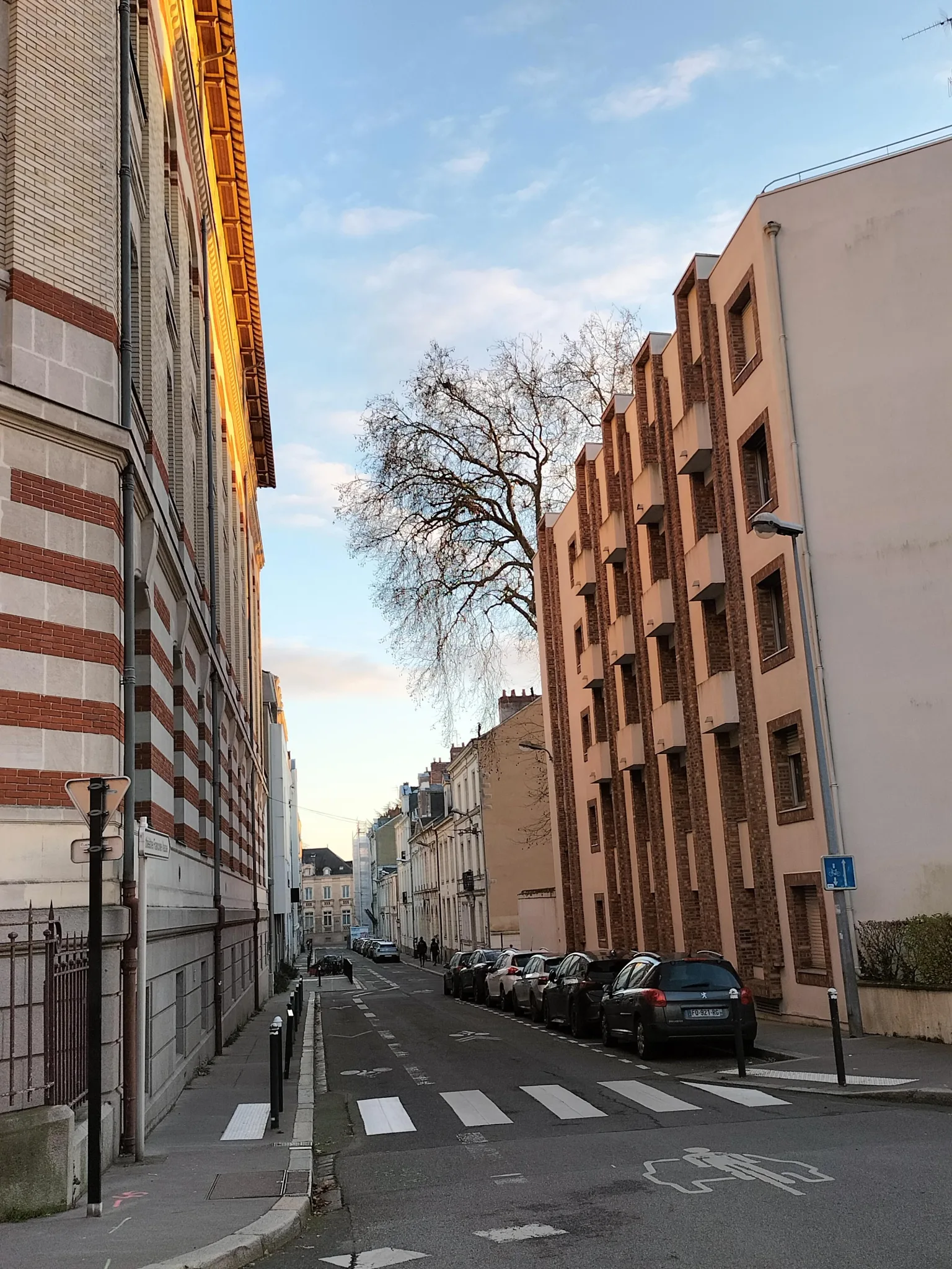 La rue Colbert à Nantes, rue du Théâtre Francine Vasse. Vue de la rue, et non de la façade du théâtre.